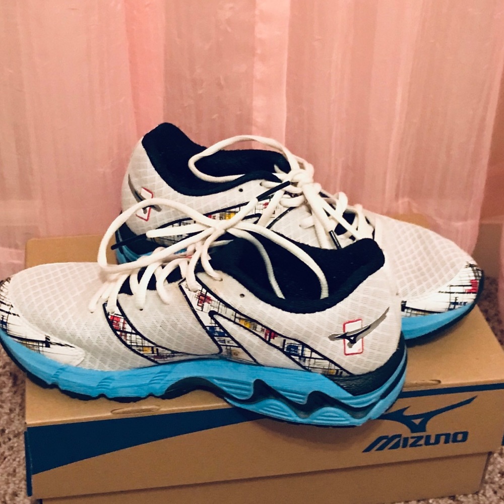 Athletic shoes